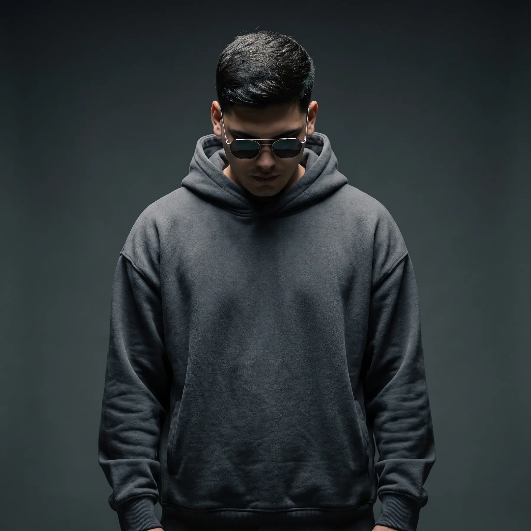 DJ Andrey de moletom e óculos escuros